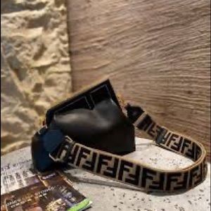 🔥New black leather trending bag with extra matching strap. 🔥